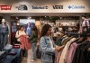 Levi’s, The North Face, Columbia: Η casual ενδυση ποντάρει τώρα στις γυναίκες