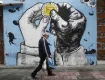Στα τρόφιμα και στη στέγαση πάει πάνω από το μισό των μισθών κάθε μήνα
