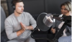 Η Apple μπαίνει δυναμικά στα video podcasts (με ads), απέναντι σε YouTube και Spotify