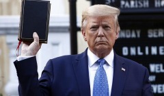 Ρήγματα στη θρησκευτική βάση Τραμπ, που τον επανέφερε στον Λευκό Οίκο