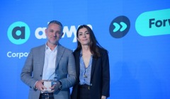 Απονομή βραβείου «Κορυφαίος Μέντορας» από την Κωστάντζα Σμπώκου-Κωνσταντακοπούλου, Πρόεδρο της Endeavor Greece, στον Μιλτιάδη Κορνάρο, Investor / Strategic Advisor στην Orbis Advisors
