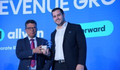 Απονομή βραβείου για την «Ταχύτερη οικονομική ανάπτυξη» από τον Βένο Ρογκάκο, μέλος της ΕΕΕΠ, στον Νίκο Μουτσουρούφη, Ιδρυτή και CEO της Mailo’s The Pasta Project