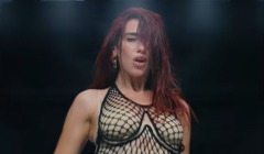 Η Dua Lipa διεκδικεί ποσό-μαμούθ από τη Samsung-Τι απαντά η εταιρεία 
