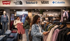 Levi’s, The North Face, Columbia: Η casual ενδυση ποντάρει τώρα στις γυναίκες