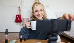 Η πολιτική έγινε content: Πληρωμένοι creators κατακλύζουν τα social media