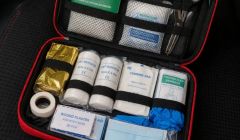 Φαρμακείο αυτοκινήτου: Τι πρέπει να έχει κάθε οδηγός από το 2027