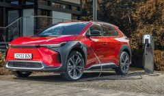 Η Toyota μειώνει τους στόχους παραγωγής EV