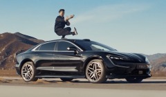 Η BYD επιδεικνύει τη σταθερότητα του U7 με «κόλπα» Kung Fu [video]