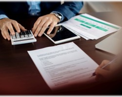 Αντί να προσφέρουν βιώσιμες λύσεις στους οφειλέτες, οι servicers κοιτάζουν να κερδοσκοπήσουν, διαιωνίζοντας το πρόβλημα