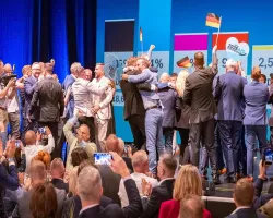 AfD: Το γερμανικό πολιτικό τείχος ραγίζει – Η νίκη που αλλάζει την Ευρώπη