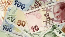 Με μια λεπτή άσκηση ισορροπίας στη συναλλαγματική αγορά επιχειρεί η Άγκυρα να διαχειριστεί τις πιέσεις στη λίρα, επιτρέποντας στο νόμισμα να χάνει σταδιακά αξία αντί να συσσωρεύονται ανισορροπίες που θα μπορούσαν να οδηγήσουν σε απότομη υποτίμηση. 