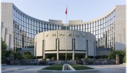  Η έκδοση δανείων σε γιουάν αυξήθηκε κατά 10,72 τρισεκατομμύρια γιουάν (περίπου 1,38 τρισεκατομμύριο ευρώ) στο πρώτο εξάμηνο του 2026, σύμφωνα με τα στοιχεία που παρουσίασε προχθές, Τετάρτη, η Λαϊκή Τράπεζα της Κίνας (PBC), κεντρική τράπεζα της χώρας.