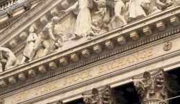 Wall Street: Άνοδος με οδηγό τεχνολογία και ομόλογα – «Βουτιά» 4,2% στο πετρέλαιο