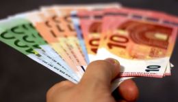 "Βουτιά" για το ευρώ στα 1,1182 δολάρια