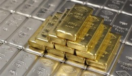 «Ελεύθερη πτώση» για το ασήμι – Συμπαρασύρει τον χρυσό