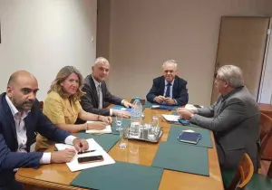 Συνάντηση Δραγασάκη με τον CEO της Αθηναϊκής Ζυθοποιίας