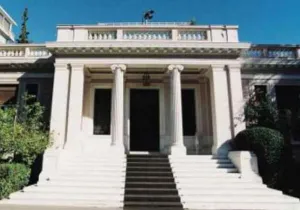 Στο Μαξίμου ο Κοτζιάς για σύσκεψη με Τσίπρα