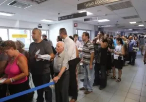 Οι μισοί Έλληνες χρωστάνε στην εφορία