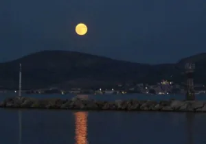 Κυκλάδες, Αυγουστιάτικη πανσέληνος