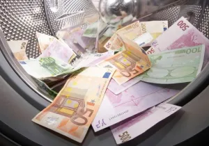 Ύποπτες κινήσεις για μαύρο χρήμα