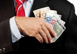 "Αθώωση" υπαλλήλου για μαύρο χρήμα