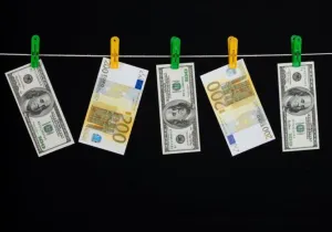 Ξεπλένουν χρήμα μέσω πλειστηριασμών