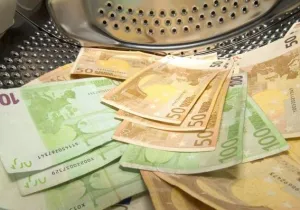 Στο επίκεντρο μεταφορές χρηματικών ποσών από 1.000 ευρώ, καθώς και συναλλαγές άνω των 150 ή και 50 ευρώ, μέσω προπληρωμένων πιστωτικών καρτών