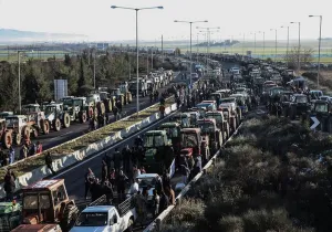 Τρίκαλα: Παραμένουν στα μπλόκα οι αγρότες στη δυτ. Θεσσαλία