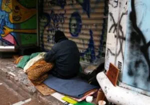 Έρευνα: Ένας στους τρεις αστέγους στην Αθήνα ζει στο δρόμο για πάνω από πέντε χρόνια