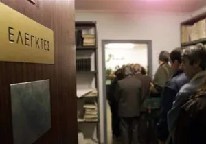 Πότε οι εφοριακοί «μπουκάρουν» στα σπίτια