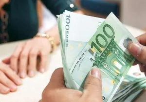 Η ΑΑΔΕ διευκρινίζει πότε δεν είναι υποχρεωτική η καταβολή του τιμήματος με τη χρήση τραπεζικών μέσων πληρωμής