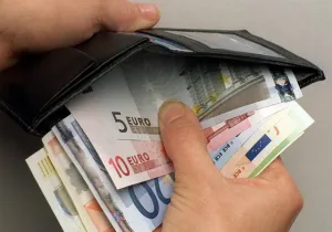 Οι συνθήκες της οικονομίας υποδεικνύουν μείωση του κατώτατου μισθού