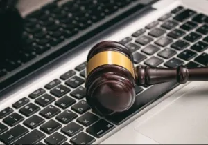 Τσίμπησαν κύκλωμα για ύποπτους πλειστηριασμούς ακινήτων!