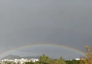 Το ουράνιο τόξο αγκαλιάζει την Αθήνα!