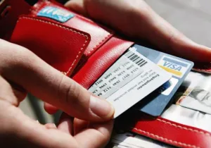 Οι κάτοχοι των καρτών πληρώνουν κυρίως τις ζημιές που προκαλούνται από τις κλοπές ή το χακάρισμα των καρτών 