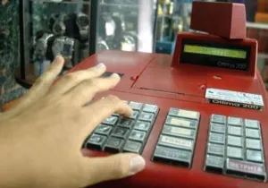 Σβήνουν αποδείξεις και γλιτώνουν φόρους