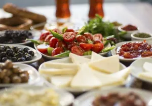 Taste Atlas: Στη κορυφή του κόσμου η Γραβιέρα Νάξου ΠΟΠ 