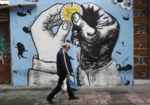 Ο πόλεμος επιδείνωσε την ήδη χείριστη θέση τους που βλέπουν νέα ακρίβεια ενώ το 88% δεν μπορεί να βάλει στην άκρη ούτε σεντς 