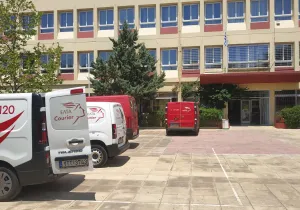 Η ανάπτυξη της αγοράς, που θα μπορούσε να λειτουργήσει ως σανίδα σωτηρίας για τα ΕΛΤΑ, έχει μετατραπεί σε επιταχυντή της παρακμής τους