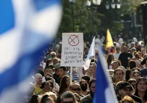 Εικόνες χάους παρατηρούνται στις Εφορίες για τα πρόστιμα στους ανεμβολίαστους