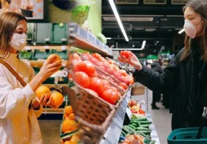 Αλληλοδιαψεύδονται κυβερνητικά στελέχη για τον ΦΠΑ