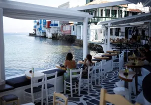 Booking: Άνοδος 21% στις αναζητήσεις για το τριήμερο του Αγίου Πνεύματος
