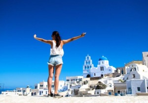 Σύμφωνα με την Τράπεζα της Ελλάδος τόσο οι αφίξεις ξένων τουριστών όσο και οι εισπράξεις είναι κάτω από τον υψηλό πήχη του 2019