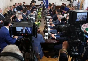 Ο κ. Μητσοτάκης καλείται να λάβει μια κρίσιμη απόφαση: να εξαντλήσει τον πολιτικό χρόνο ρισκάροντας περαιτέρω αποδυνάμωση, ή να προσφύγει άμεσα στις κάλπες