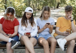 Teens on smartphones, Image by freepik.com/