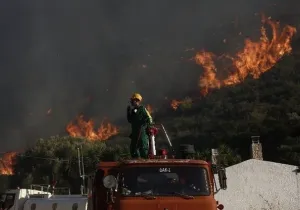 Υπό μερικό έλεγχο τέθηκε η φωτιά στη Ρόδο
