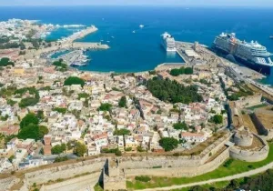 Αναστέλλεται η αύξηση 12% στα ακτοπλοϊκα ναύλα των φορτηγών προς Ρόδο