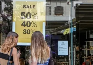 ΕΣΘ: Πότε ξεκινούν οι χειμερινές εκπτώσεις - Ποιες Κυριακές θα ανοίξουν καταστήματα