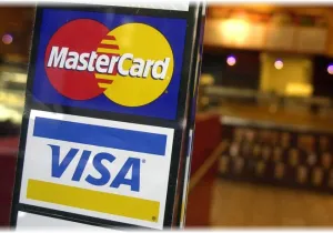 WSJ: Ιστορικός συμβιβασμός Visa και Mastercard με τους εμπόρους στις ΗΠΑ