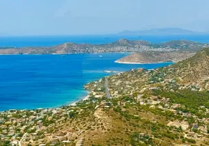 Πώς η ηλικία των αγοραστών-επενδυτών αλλάζει την αγορά ακινήτων στην Αθηναϊκή Ριβιέρα